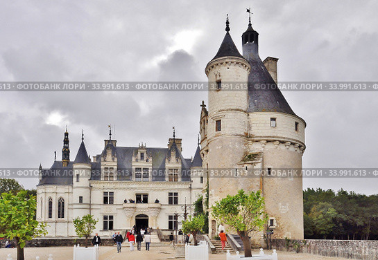 Замок Шенонсо (Château de Chenonceau) и древняя башня семьи де Марк рядом. Департамент Эндр и Луара. Франция (2019 год) Редакционное фото, фотограф Вера Смолянинова / Фотобанк Лори