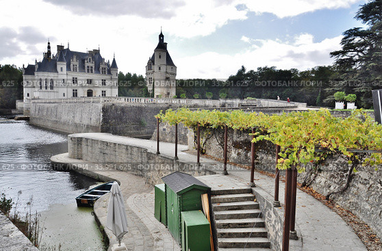 Замок Шенонсо (Château de Chenonceau) и древняя башня семьи де Марк рядом. Департамент Эндр и Луара. Франция (2019 год) Редакционное фото, фотограф Вера Смолянинова / Фотобанк Лори