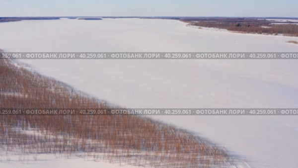 Западная Сибирь: река Обь зимой. Вид с воздуха. Western Siberia: the Ob River in winter. Aerial view. Стоковое видео, видеограф Евгений Романов / Фотобанк Лори