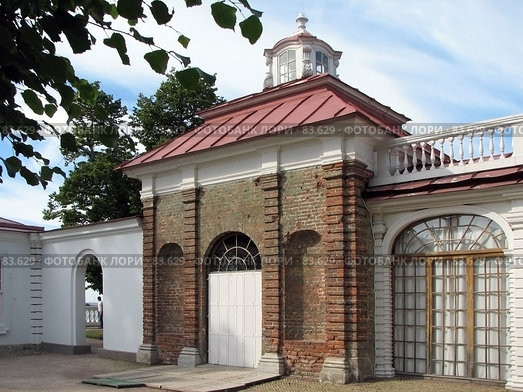 Западное крыло дворца "Монплезир" в Петергофе (2007 год). Редакционное фото, фотограф Людмила Жмурина / Фотобанк Лори