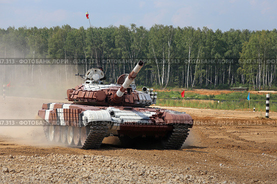 Запасной танк Т-72Б команды Венесуэлы проходит трассу. Алабино, Чемпионат мира по танковому биатлону (2014 год). Редакционное фото, фотограф Алексей Гусев / Фотобанк Лори