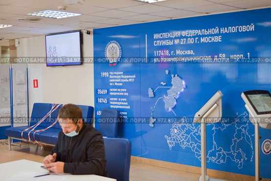 Заполнение и сдача документов в налоговой инспекции во время эпидемии (2020 год). Редакционное фото, фотограф Victoria Demidova / Фотобанк Лори