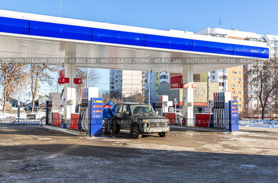 Заправочная станция Teboil в солнечный зимний день. Тебойл — дочерняя компания российской нефтяной компании Лукойл. (2023 год). Редакционное фото, фотограф FotograFF / Фотобанк Лори