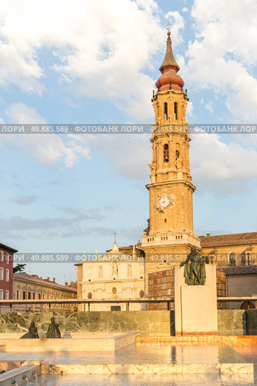 Zaragoza Cathedral with bell tower Spain. Стоковое фото, агентство Ingram Publishing / Фотобанк Лори