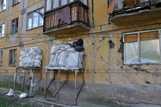 Защита жилого дома от обстрелов в Донецк, Украина (2016 год). Стоковое фото, фотограф Евгений Суворов / Фотобанк Лори