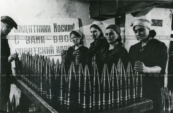 Защитники Москвы. Девушки на военном заводе, годы ВОВ. Редакционное фото, фотограф Retro / Фотобанк Лори