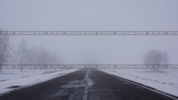Заснеженная дорога в тумане. Стоковое фото, фотограф Андрей Шайковский / Фотобанк Лори