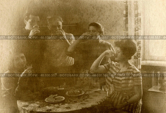 Застолье, мужчины и женщины с рюмками за столом. Стоковое фото, фотограф Retro / Фотобанк Лори