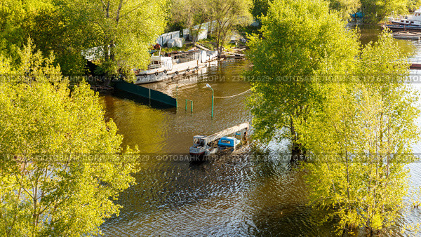 Затопленный подъемный кран (2016 год). Редакционное фото, фотограф Акиньшин Владимир / Фотобанк Лори