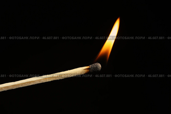 Зажженная спичка на черном фоне. Стоковое фото, фотограф Pixel_shot / Фотобанк Лори