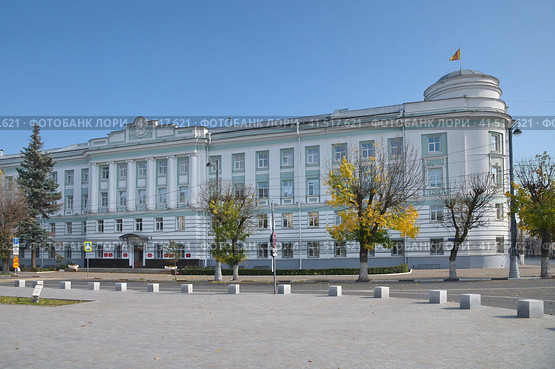 Здание администрации Тверской области на площади Святого Благоверного Князя Михаила Тверского. Тверь, Россия (2023 год). Редакционное фото, фотограф Елена Коромыслова / Фотобанк Лори