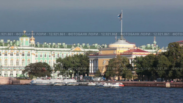 Здание Адмиралтейства на Адмиралтейской набережной, вид с Невы. Санкт-Петербург (2015 год). Редакционное видео, видеограф Кекяляйнен Андрей / Фотобанк Лори