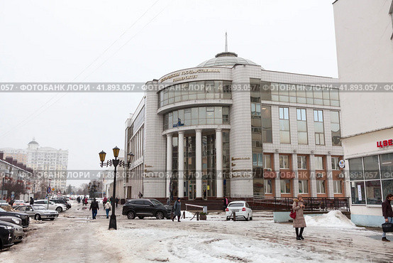 Здание Белгородского Государственного Университета. Вход с улицы Победы, корпус 17. Город Белгород (2023 год). Редакционное фото, фотограф Кекяляйнен Андрей / Фотобанк Лори