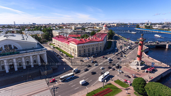 Здание Биржи на Стрелке Васильевского острова и Ростральная колонна, вид сверху, со стороны Невы. Санкт-Петербург (2016 год). Редакционное фото, фотограф Кекяляйнен Андрей / Фотобанк Лори