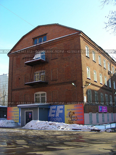 Здание бывшей казармы фабричного посёлка. Школа английского языка EF English First. Улица Победы, 9. Город Реутов, Московская область (2012 год). Редакционное фото, фотограф lana1501 / Фотобанк Лори