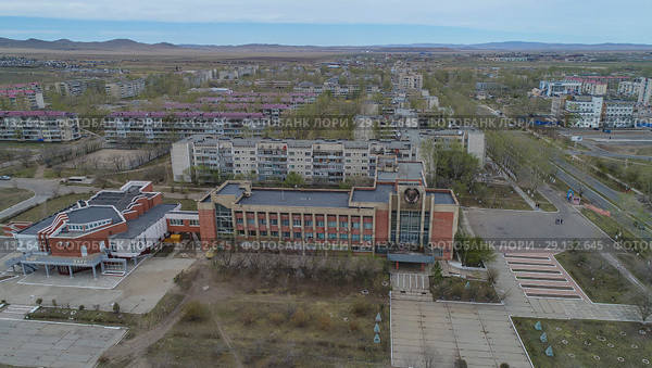 Здание городской администрации города Краснокаменска Забайкальского края, Россия (2017 год). Редакционное фото, фотограф Геннадий Соловьев / Фотобанк Лори