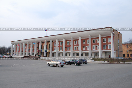 Здание городской администрации подмосковного Чехова (2009 год). Редакционное фото, фотограф Владимир Катасонов / Фотобанк Лори