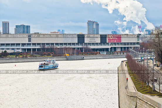 Здание Новой Третьяковки. Вид со стороны реки. Зима. Москва. Редакционное фото, фотограф E. O. / Фотобанк Лори