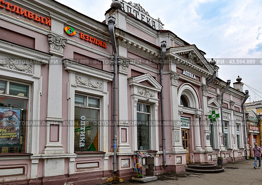 Здание первой аптеки в городе Иркутск. улица Дзержинского, дом 34 (2024 год). Стоковое фото, фотограф Александр Тараканов / Фотобанк Лори