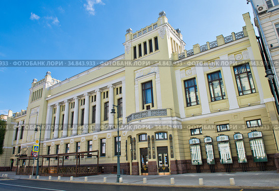 Здание театра "Ленком", улица Малая Дмитровка. Летнее утро. Москва. Россия (2020 год). Редакционное фото, фотограф E. O. / Фотобанк Лори