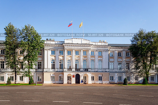 Здание Ярославской областной думы, расположенное на Советской площади (бывшая Ильинская площадь) в Ярославле (2024 год). Редакционное фото, фотограф Светлана Качанова / Фотобанк Лори
