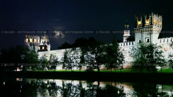 Здания за пределами стен Новодевичьего монастыря с подсветкой (2012 год). Редакционное видео, видеограф Losevsky Pavel / Фотобанк Лори