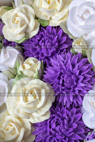 Zephyr bouquet of flowers in a gift box on a light background. Zephyr with a minimum amount of sugar. a natural product. Стоковое фото, фотограф Ирина Ручушкина / Фотобанк Лори