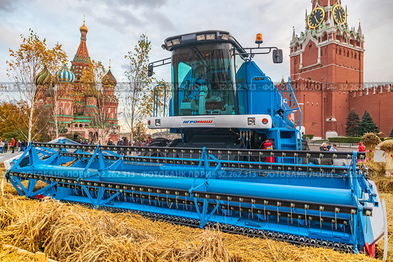 Зерноуборочный комбайн «Агромаш 3000» среди пшеничных колосьев на Красной площади. Традиционный московский фестиваль «Золотая осень». Москва, Россия (2019 год). Редакционное фото, фотограф Владимир Сергеев / Фотобанк Лори