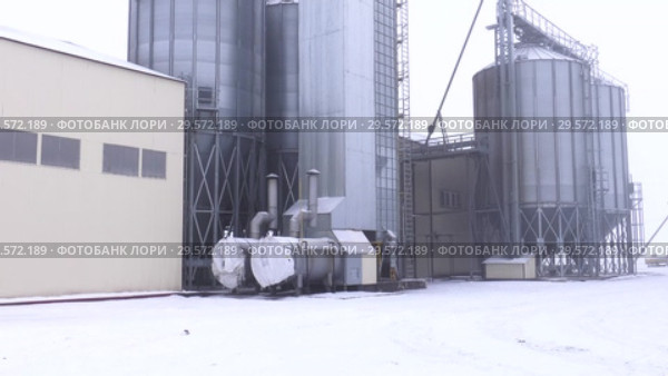 Зерновой элеватор зимой. 2 плана. Grain elevator in winter. 2 shots. Стоковое видео, видеограф Евгений Романов / Фотобанк Лори
