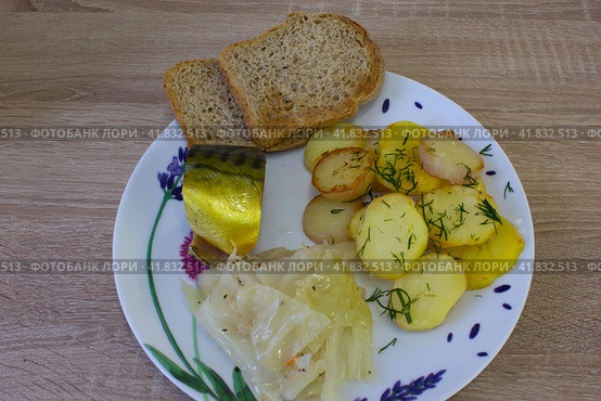 Жареная картошка кружочками,селедка копченая, капуста маринованная и хлеб на тарелке. Стоковое фото, фотограф Роман Лукьянов / Фотобанк Лори