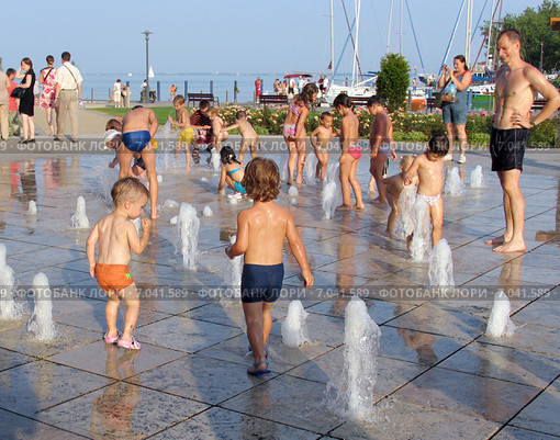 Жаркий летний день. Берег озера Балатон. Венгрия (2010 год). Редакционное фото, фотограф Анатолий Заводсков / Фотобанк Лори