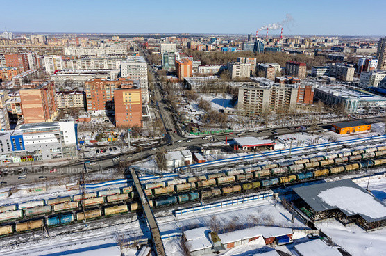 Железная дорога разделяет районы города. Тюмень (2016 год). Редакционное фото, фотограф Сергей Буторин / Фотобанк Лори