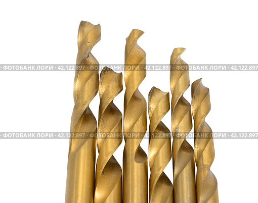 Желтые сверла различного размера на белом фоне. Various size golden drill bits isolated on white background. Стоковое фото, фотограф Татьяна Д / Фотобанк Лори