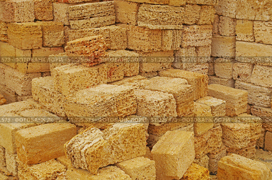 Желтый строительный камень ракушечник. Background with stones from shell rock material close-up. Стоковое фото, фотограф Татьяна Д / Фотобанк Лори