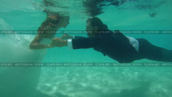 Жених и невеста целуются под водой, Индийский океан, Мальдивские острова. Стоковое видео, видеограф Некрасов Андрей / Фотобанк Лори