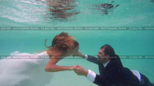 Жених и невеста целуются под водой, Индийский океан, Мальдивские острова. Стоковое видео, видеограф Некрасов Андрей / Фотобанк Лори