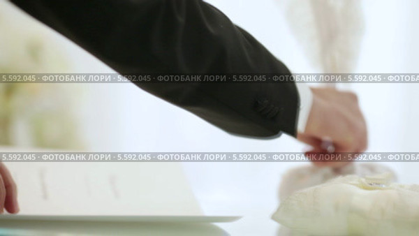 Жених расписывается в документе. Стоковое видео, видеограф Потийко Сергей / Фотобанк Лори