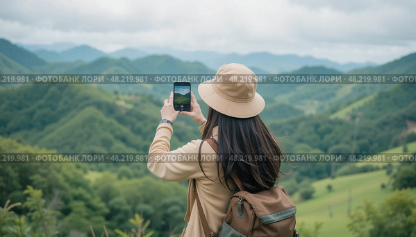 Женщина фотографирует горные пейзажи на смартфон во время похода. Стоковое AI-изображение, AI-художник Илья Горшков / Фотобанк Лори