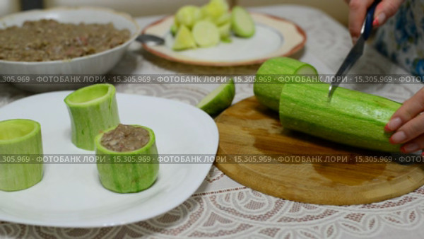 Женщина готовит цукини фаршированные мясом. Стоковое видео, видеограф Володина Ольга / Фотобанк Лори
