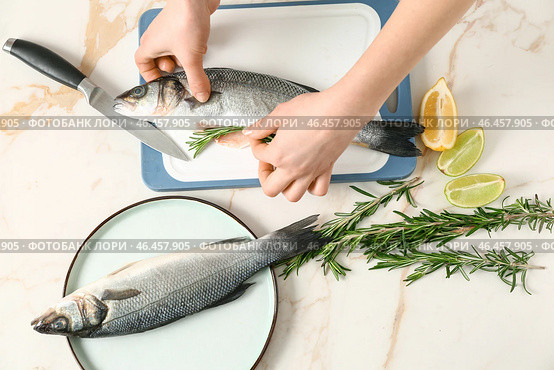 Женщина готовит вкусную свежую рыбу. Стоковое фото, фотограф Pixel_shot / Фотобанк Лори