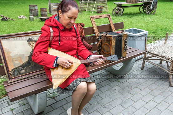 Женщина играет на балалайке в городском парке. Стоковое фото, фотограф Александр Бушков / Фотобанк Лори