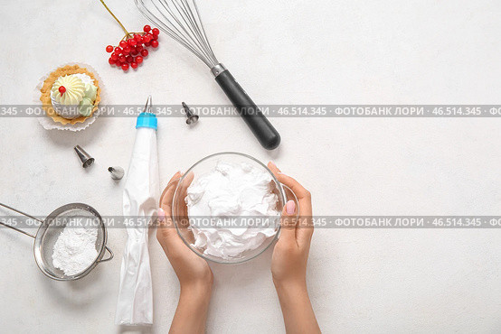 Женщина-кондитер готовит вкусные торты на белом фоне. Стоковое фото, фотограф Pixel_shot / Фотобанк Лори