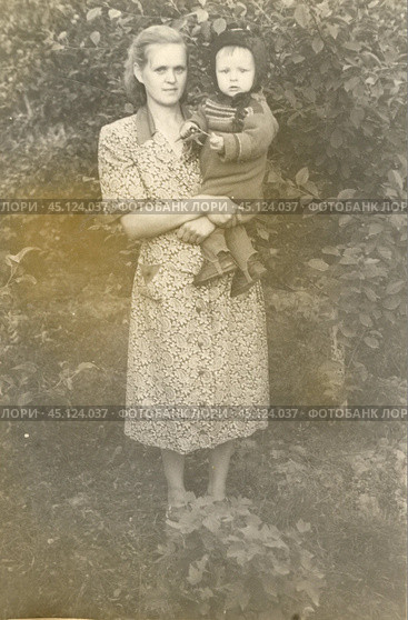 Женщина с маленьким мальчиком на руках в 1950-е годы. Стоковое фото, фотограф Retro / Фотобанк Лори