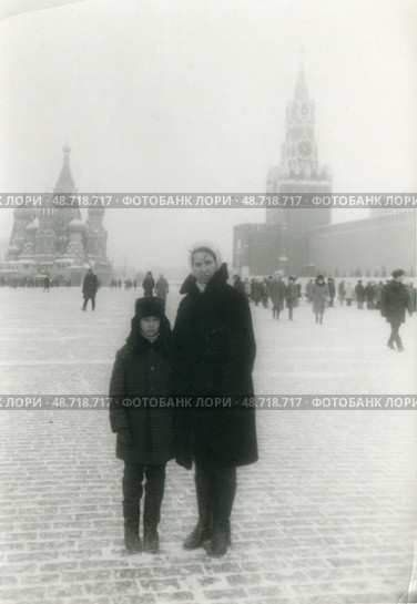 Женщина с ребёнком в ушанке на Красной площади зимой, 1970-е гг. Стоковое фото, фотограф Retro / Фотобанк Лори