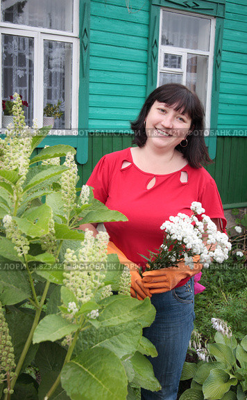Женщина в огороде. Стоковое фото, фотограф Майя Крученкова / Фотобанк Лори