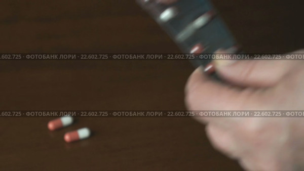 Женщина вынимает таблетки из блистера. Стоковое видео, видеограф worker / Фотобанк Лори