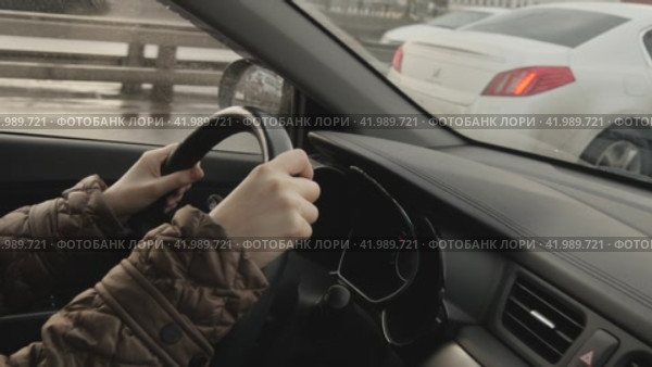 Женщина за рулём автомобиля. Женские руки на руле. Автомобиль в городе. Стоковое видео, видеограф Евгений Ковальский / Фотобанк Лори
