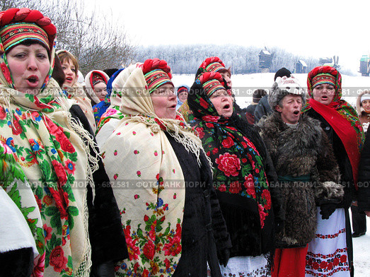 Женщины в народных костюмах поют  на Рождество (2009 год). Редакционное фото, фотограф Левченко Ольга / Фотобанк Лори