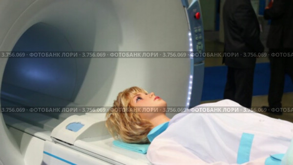 Женский манекен лежит в томографе на выставке. Стоковое видео, видеограф Losevsky Pavel / Фотобанк Лори