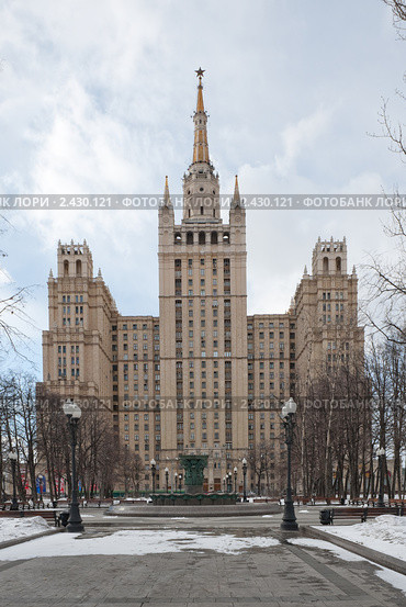 Жилая высотка на Кудринской площади (м. "Баррикадная"). Москва (2011 год). Стоковое фото, фотограф E. O. / Фотобанк Лори